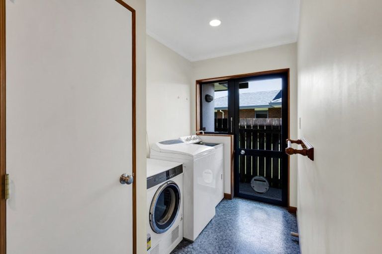 Photo of property in 15 Del Mar Place, Merrilands, New Plymouth, 4312
