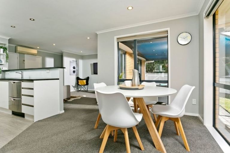 Photo of property in 21 Nottingham Place, Northcross, Auckland, 0630