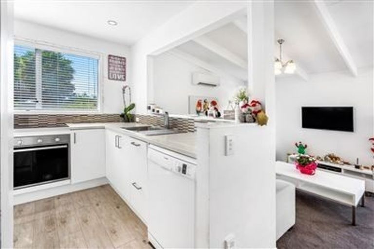 Photo of property in 11 Cottam Grove, Northcross, Auckland, 0632