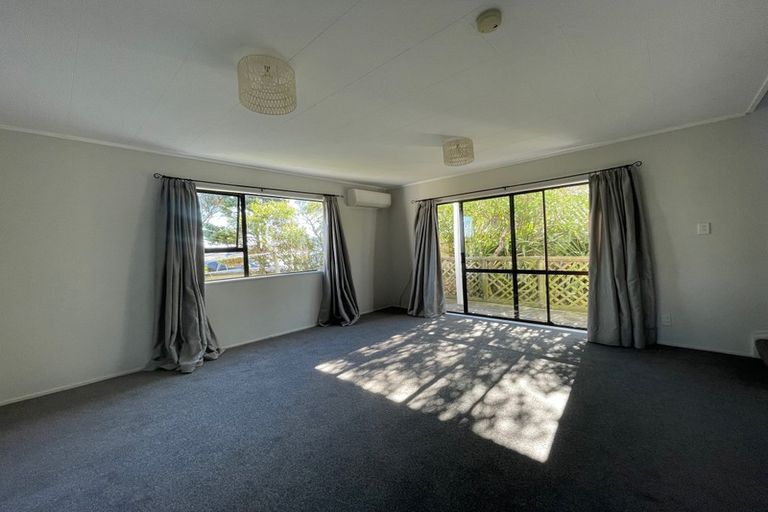 Photo of property in 26 Cheltenham Terrace, Newlands, Wellington, 6037