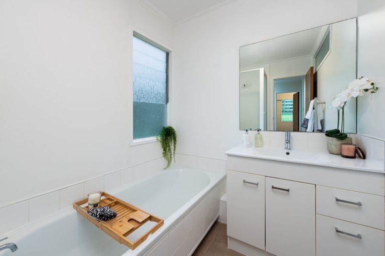 Photo of property in 1/39 View Road, Campbells Bay, Auckland, 0630