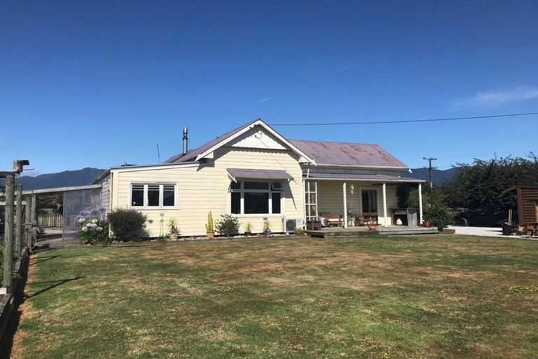 Photo of property in 98 Abel Tasman Drive, Takaka, 7110