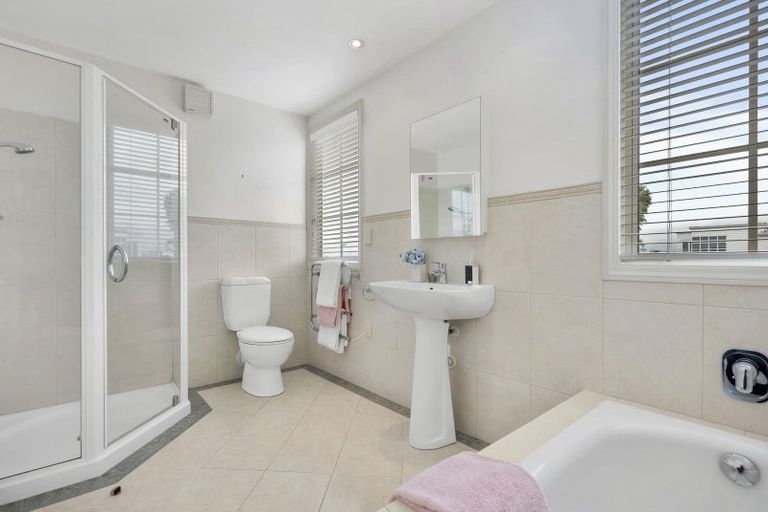 Photo of property in 10 Quedley Court, Eastern Beach, Auckland, 2012