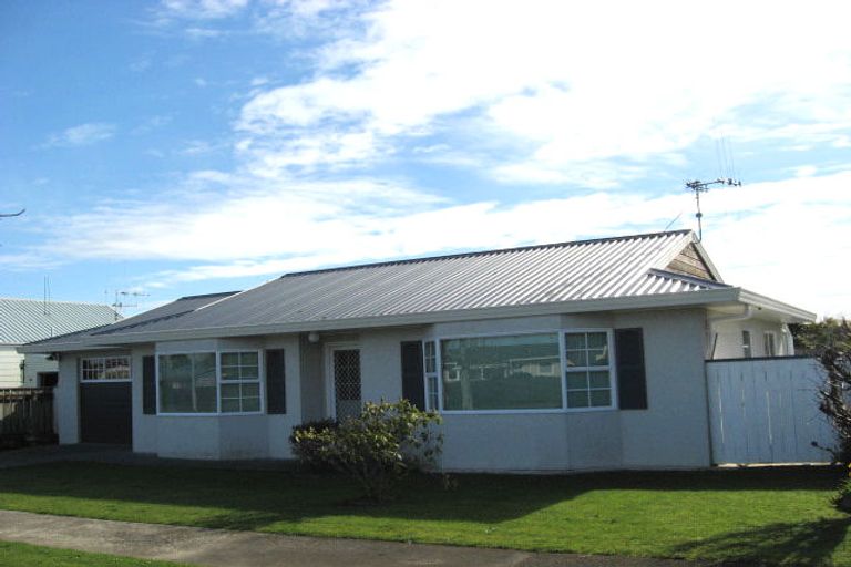 Photo of property in 667 Queen Street East, Levin, 5510