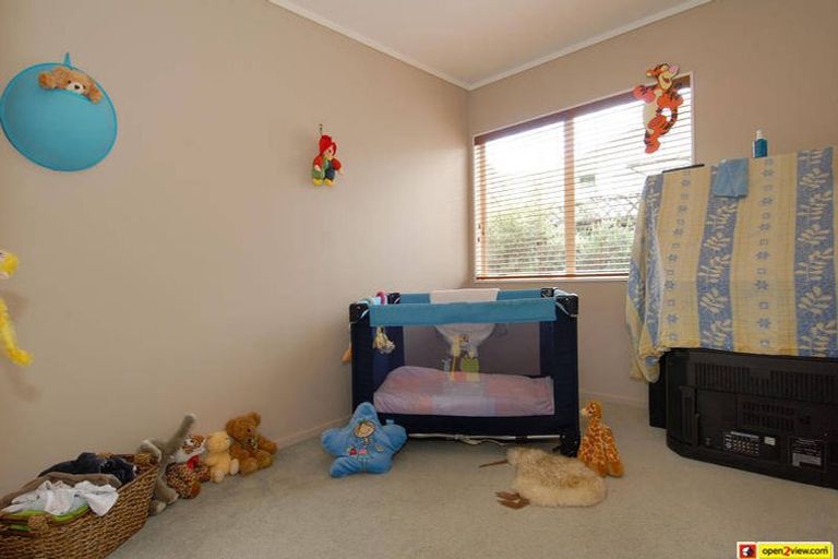 Photo of property in 15 Goldfinch Rise, Unsworth Heights, Auckland, 0632