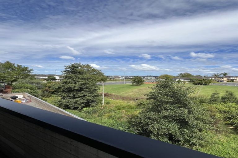 Photo of property in 3 Wyon Way, Flat Bush, Auckland, 2016
