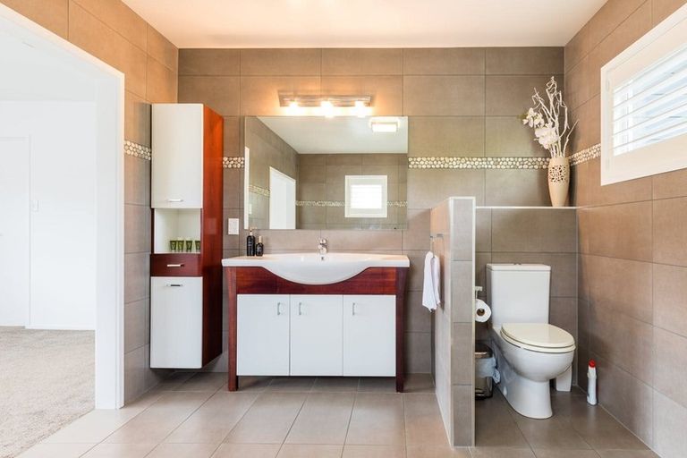 Photo of property in 1/11 Garmons Way, Castor Bay, Auckland, 0620