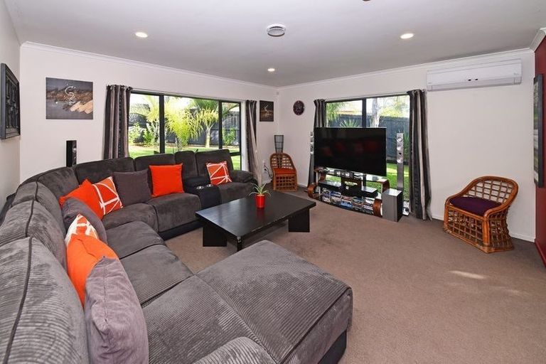 Photo of property in 33 Pitt Avenue, Clendon Park, Auckland, 2103