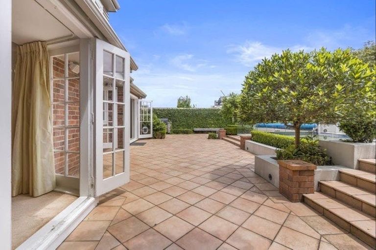 Photo of property in 206 Hurstmere Road, Takapuna, Auckland, 0622