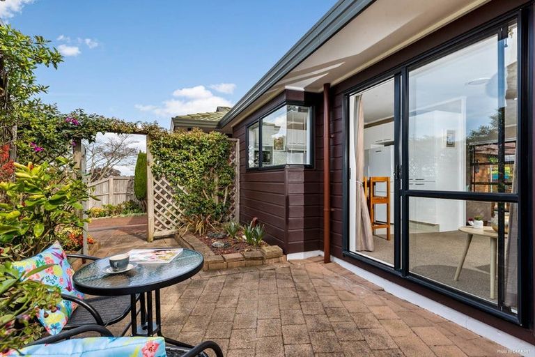 Photo of property in 1 Spears Place, Botany Downs, Auckland, 2010