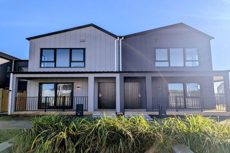 Photo of property in 18 Waimarie Drive, Karaka, 2578
