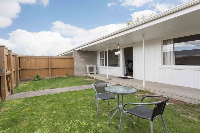 Photo of property in 2/9 Curletts Road, Sockburn, Christchurch, 8042