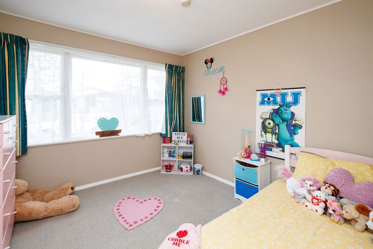 Photo of property in 18 Catlins Crescent, Milson, Palmerston North, 4414