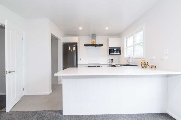 Photo of property in 11 Ingleby Place, Kelston, Auckland, 0602
