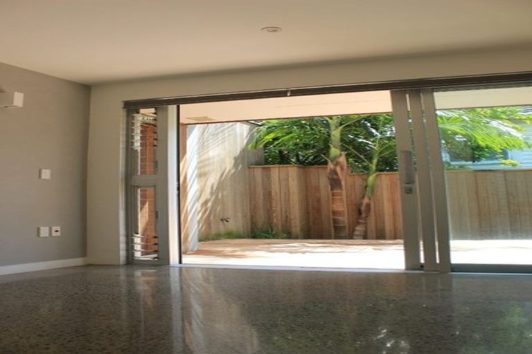 Photo of property in 2/83 Hinemoa Street, Birkenhead, Auckland, 0626