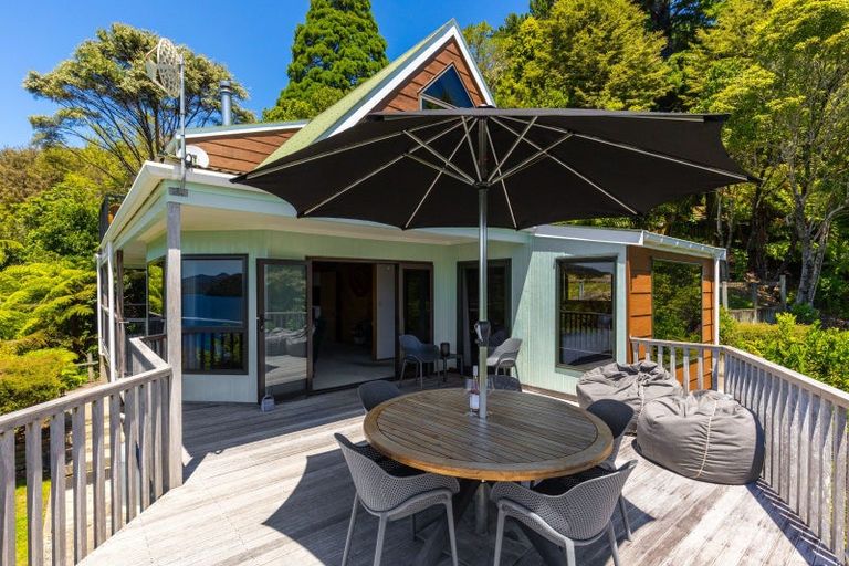 Photo of property in 2069 Queen Charlotte Drive, Ngakuta Bay, Picton, 7281