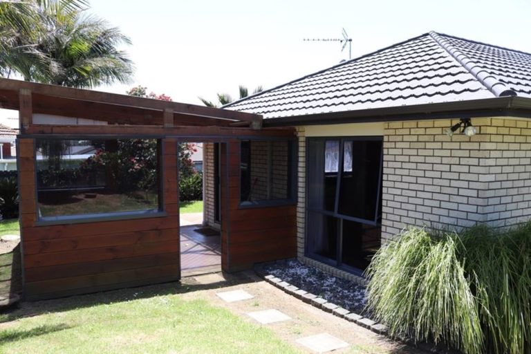 Photo of property in 33 Pitt Avenue, Clendon Park, Auckland, 2103