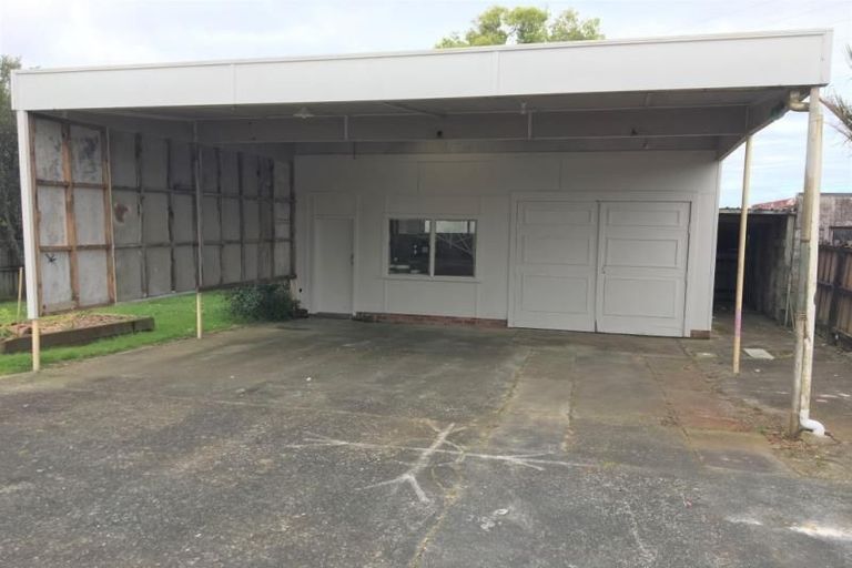 Photo of property in 16 Beaubank Road, Kelston, Auckland, 0602