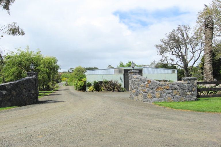 Photo of property in 210 Boord Crescent, Kumeu, 0891