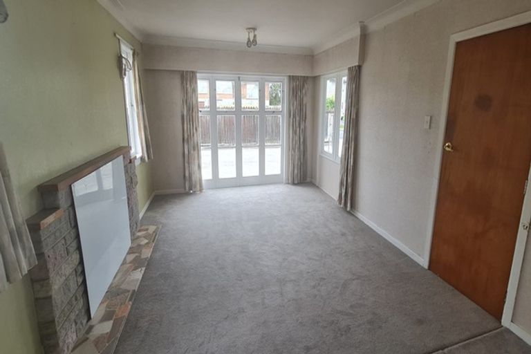 Photo of property in 6 Kingdale Road, Henderson, Auckland, 0610