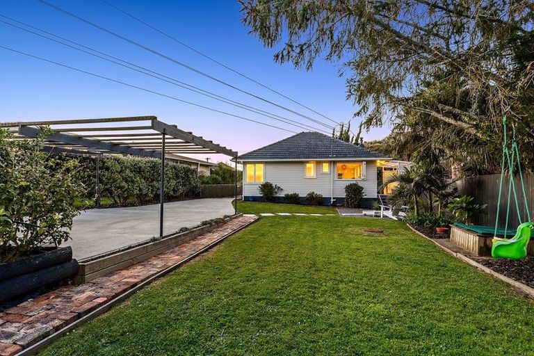 Photo of property in 9 Devon Street, Te Atatu South, Auckland, 0610