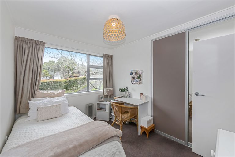 Photo of property in 1 Pluto Place, Beach Haven, Auckland, 0626