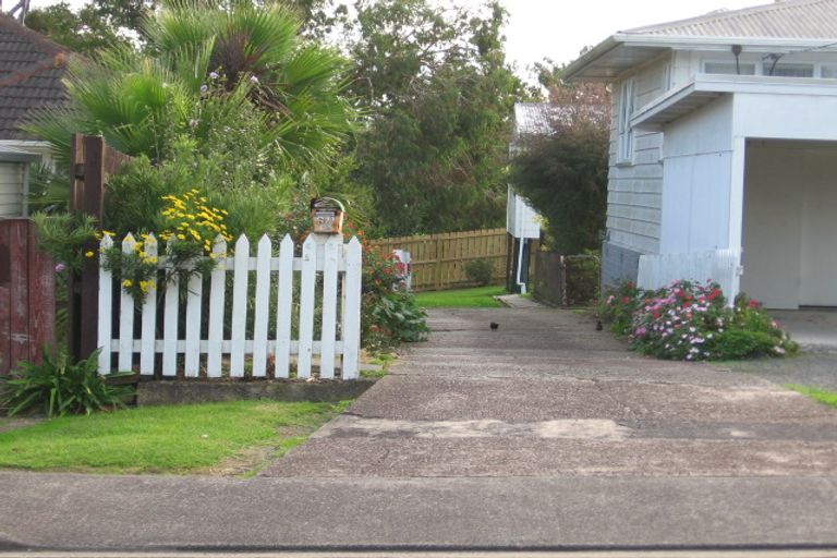 Photo of property in 2/60 Titoki Street, Te Atatu Peninsula, Auckland, 0610