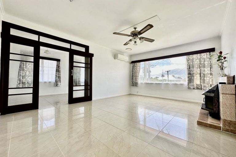 Photo of property in 15 Seddon Avenue, Papatoetoe, Auckland, 2104