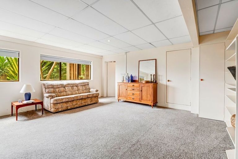 Photo of property in 10 Chelverton Terrace, Red Beach, 0932