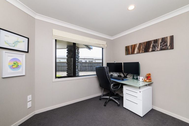 Photo of property in 57 Chestnut Close, Kelvin Grove, Palmerston North, 4414