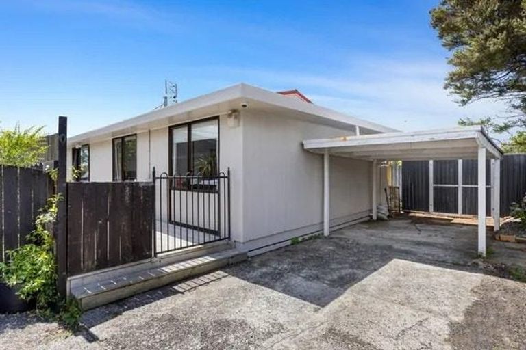 Photo of property in 2/8 Marinich Drive, Ranui, Auckland, 0612