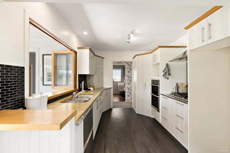 Photo of property in 479 East Coast Road, Murrays Bay, Auckland, 0630