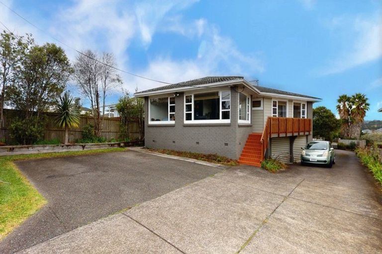 Photo of property in 1/818 East Coast Road, Oteha, Auckland, 0630