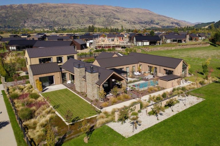 Photo of property in 14 Deans Drive, Wanaka, 9305