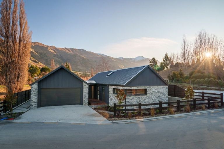 Photo of property in 7 Kamana Rise, Wanaka, 9382