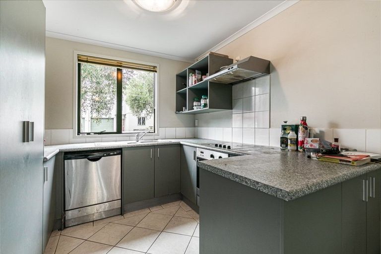 Photo of property in 56 Verdale Circle, Glen Eden, Auckland, 0602