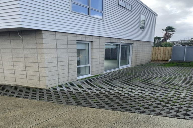 Photo of property in 1/492 East Coast Road, Windsor Park, Auckland, 0630