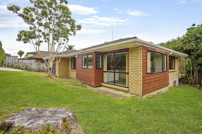 Photo of property in 43 Ewhurst Place, Goodwood Heights, Auckland, 2105