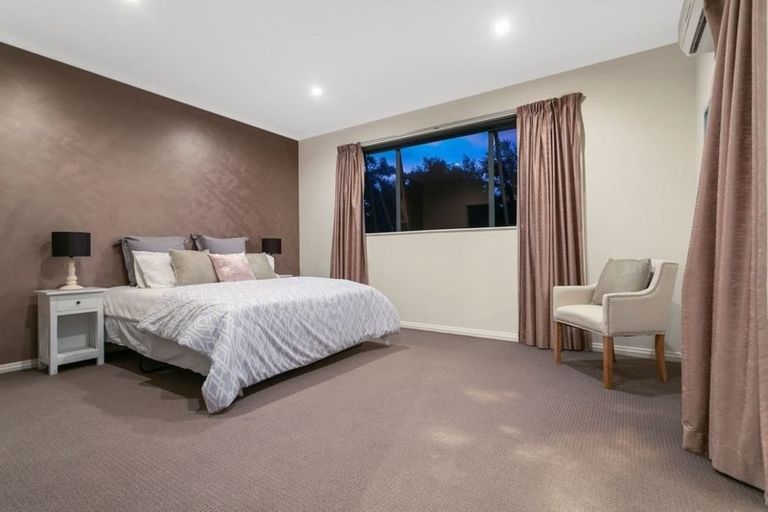 Photo of property in 19 Springvale Drive, Fairview Heights, Auckland, 0632