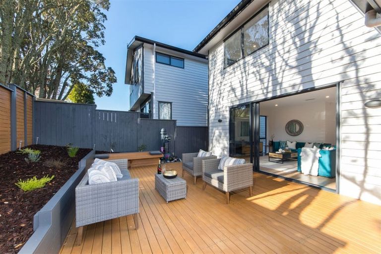 Photo of property in 7a Woodhouse Place, West Harbour, Auckland, 0618