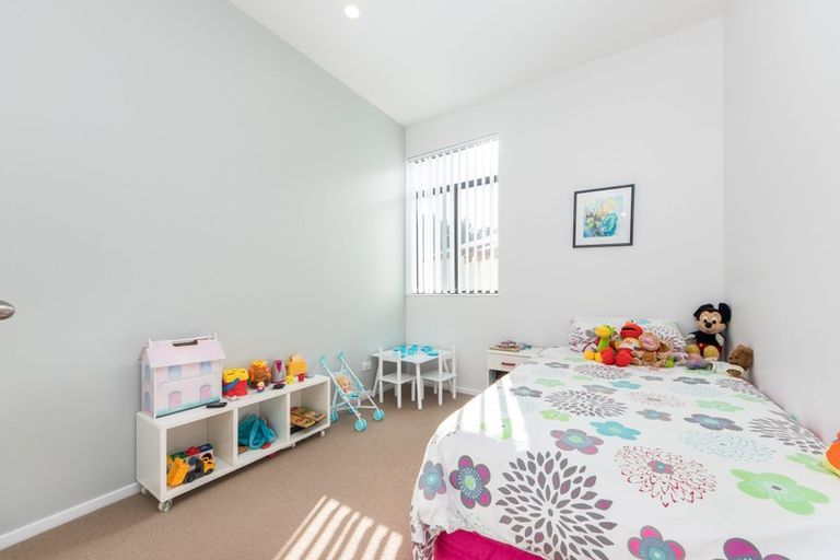 Photo of property in 2/12 Herons Way, Northcote, Auckland, 0627