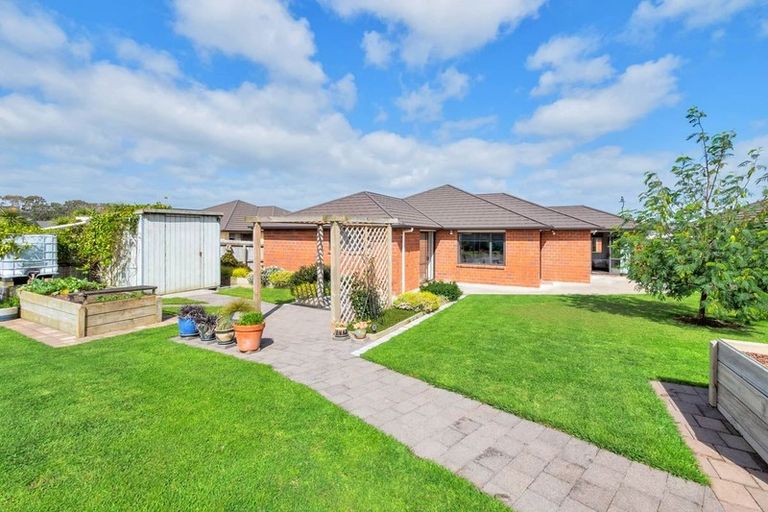 Photo of property in 8 Drumkeen Place, Rosehill, Papakura, 2113