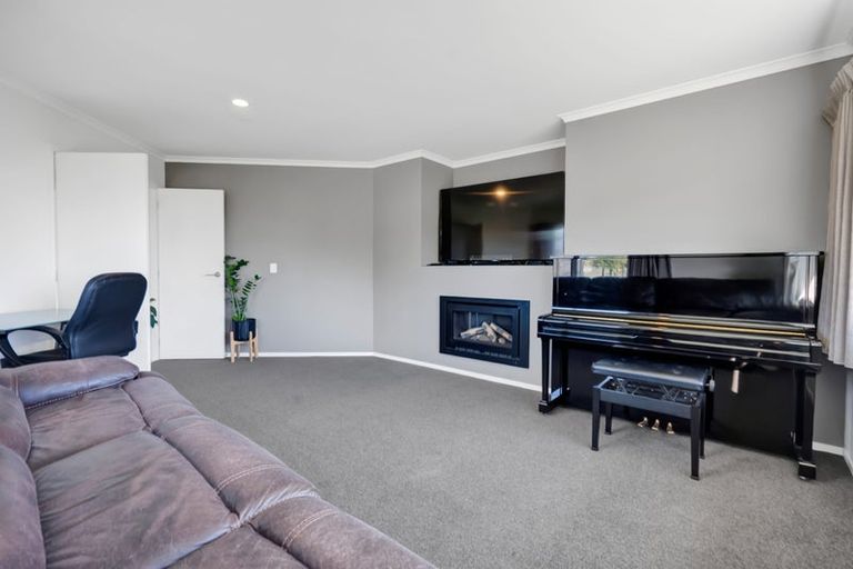 Photo of property in 12 Oakmont Crescent, Waiwhakaiho, New Plymouth, 4312