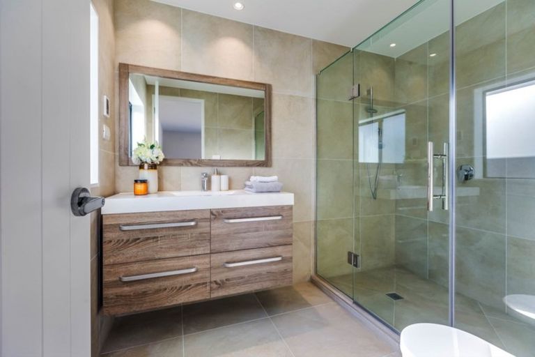 Photo of property in 1 Ti Kouka Place, Te Atatu Peninsula, Auckland, 0610