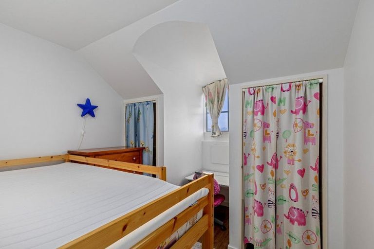 Photo of property in 1/208 East Coast Road, Forrest Hill, Auckland, 0620