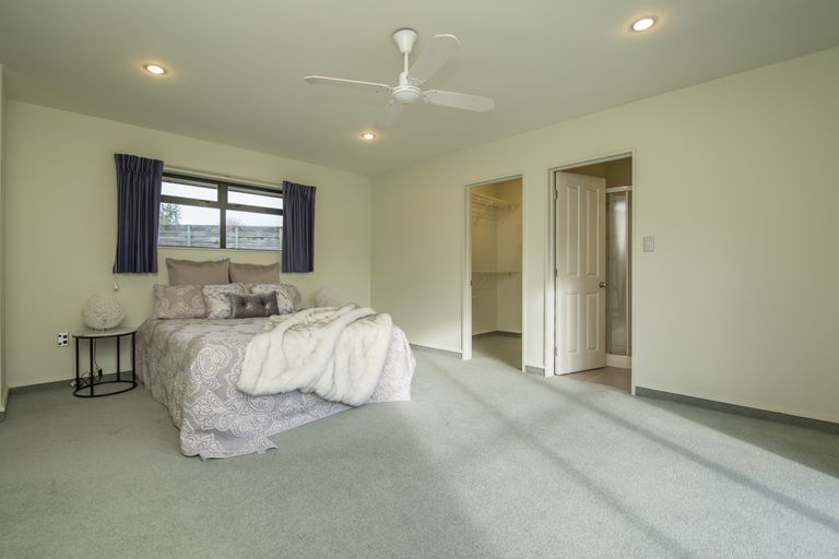 Photo of property in 3 Thicket Close, Redwood, Christchurch, 8051