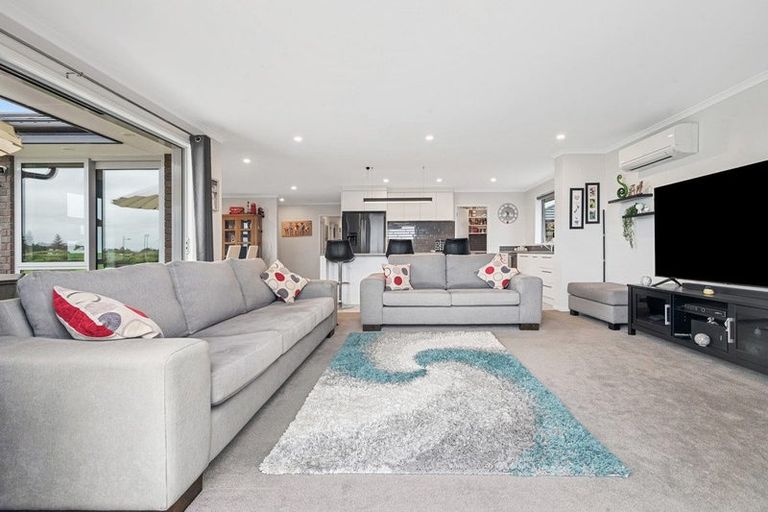 Photo of property in 14 Poutawa Lane, Clarks Beach, 2122