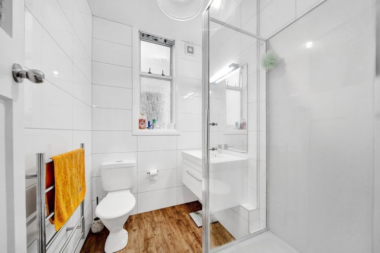 Photo of property in Devonport Apartments, 3/127 Saint Aubyn Street, New Plymouth, 4310