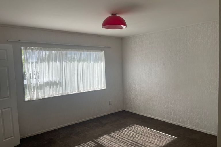 Photo of property in 2 Kerlin Crescent, West Harbour, Auckland, 0618