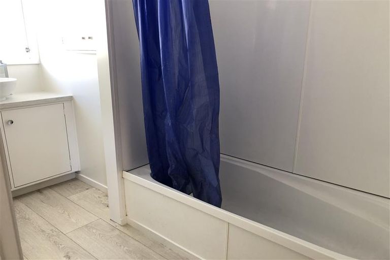 Photo of property in 3/2 Longbill Place, Glendene, Auckland, 0602